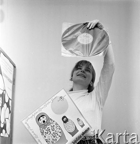 1968, Warszawa, Polska.
Kobieta trzymająca w ręku płytę winylową z piosenkami radzieckimi zatytułowaną 