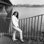 Kwiecień 1968, Warszawa, Polska.
Piosenkarka Helena Majdaniec, z lewej fragment Mostu Gdańskiego.
Fot. Romuald Broniarek/KARTA
