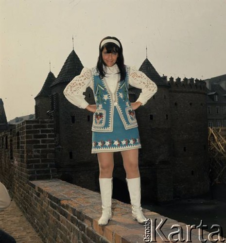Kwiecień 1968, Warszawa, Polska.
Piosenkarka Helena Majdaniec na tle Barbakanu.
Fot. Romuald Broniarek/KARTA