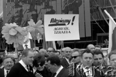 1.05.1968, Warszawa
Pochód pierwszomajowy, manifestanci z hasłem: 
