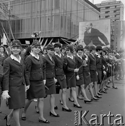 1.05.1968, Warszawa
Pochód pierwszomajowy, stewardessy.
Fot. Romuald Broniarek, zbiory Ośrodka KARTA
[PRL, uroczystości, manifestacje, 1 Maja]