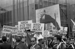 1.05.1968, Warszawa
Pochód pierwszomajowy, manifestanci z hasłami: 
