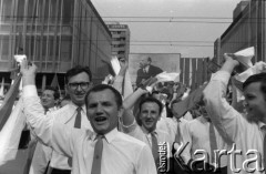 1.05.1968, Warszawa
Pochód pierwszomajowy.
Fot. Romuald Broniarek, zbiory Ośrodka KARTA
[PRL, uroczystości, manifestacje, 1 Maja]