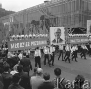 1.05.1968, Warszawa
Pochód pierwszomajowy, młodzież z hasłem: 