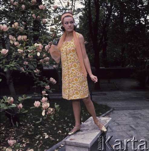 1968, Łódź, Polska.
Kobieta w sukience wyprodukowanej przez Zakłady Odzieżowe 