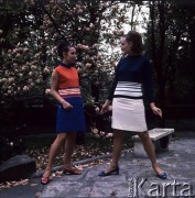 1968, Łódź, Polska.
Kobiety prezentują odzież wyprodukowaną przez Zakłady Odzieżowe 