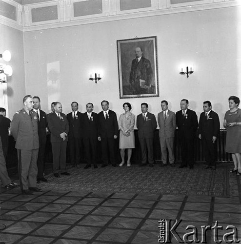 1968, Warszawa, Polska.
Grupa osób podczas uroczystości nadawania medalu 