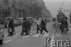 Kwiecień 1968, Warszawa
Migawki z warszawskiej ulicy.
Fot. Romuald Broniarek, zbiory Ośrodka KARTA
[PRL, życie codzienne, komunikacja miejska]