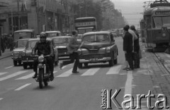 Kwiecień 1968, Warszawa
Migawki z warszawskiej ulicy.
Fot. Romuald Broniarek, zbiory Ośrodka KARTA
[PRL, życie codzienne, komunikacja miejska, MO]