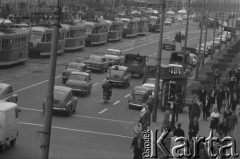 Kwiecień 1968, Warszawa
Migawki z warszawskiej ulicy.
Fot. Romuald Broniarek, zbiory Ośrodka KARTA
[PRL, życie codzienne, komunikacja miejska]