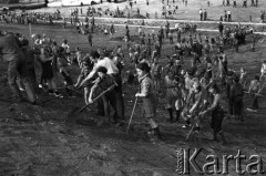 1968, Warszawa, Polska.
IV Alert Harcerski, grupa harcerzy kopie i grabi ziemię.
Fot. Romuald Broniarek/KARTA