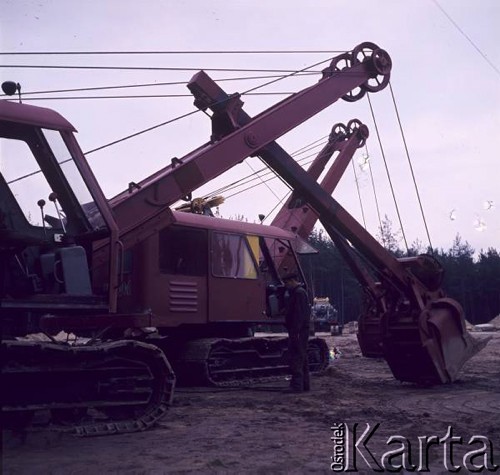 1968, Warszawa, Polska.
Warszawskie Zakłady Budowy Urządzeń Przemysłowych im. Ludwika Waryńskiego, koparki gąsienicowe.
Fot. Romuald Broniarek/KARTA
