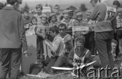 Maj 1968, Nowy Targ
Dni Radzieckiej Kosmonautyki.
Fot. Romuald Broniarek, zbiory Ośrodka KARTA
[PRL, dzieci, festyn, lotnictwo]
