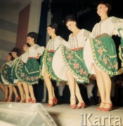 1968, Warszawa, Polska.
Dni Kultury Mołdawskiej Socjalistycznej Republiki Radzieckiej, tancerki na scenie.
Fot. Romuald Broniarek/KARTA