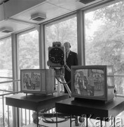 Lipiec 1968, Poznań, Polska.
Międzynarodowe Targi Poznańskie, ekspozycja telewizorów, na drugim planie mężczyzna z kamerą.
Fot. Romuald Broniarek/KARTA