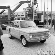 Lipiec 1968, Poznań, Polska.
Międzynarodowe Targi Poznańskie, ekspozycja samochodów osobowych, na zdjęciu ZAZ 966B.
Fot. Romuald Broniarek/KARTA