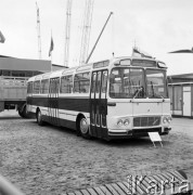 Lipiec 1968, Poznań, Polska.
Międzynarodowe Targi Poznańskie, autobus czechosłowackiej firmy Karosa.
Fot. Romuald Broniarek/KARTA