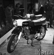 Lipiec 1968, Poznań, Polska.
Międzynarodowe Targi Poznańskie, ekspozycja motocykli.
Fot. Romuald Broniarek/KARTA