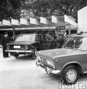 Lipiec 1968, Poznań, Polska.
Międzynarodowe Targi Poznańskie, ekspozycja Fiatów 125p.
Fot. Romuald Broniarek/KARTA