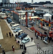 Lipiec 1968, Poznań, Polska.
Międzynarodowe Targi Poznańskie, ekspozycje maszyn i samochodów, w głębi pawilony wystawiennicze.
Fot. Romuald Broniarek/KARTA