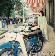 Lipiec 1968, Poznań, Polska.
Międzynarodowe Targi Poznańskie, kobieta przy motocyklach.
Fot. Romuald Broniarek/KARTA