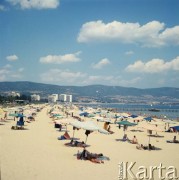 1968, Bułgaria.
Plaża nad Morzem Czarnym,  turyści wypoczywający pod parasolami. 
Fot. Romuald Broniarek/KARTA