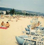 1968, Bułgaria.
Plaża w miejscowości wypoczynkowej nad Morzem Czarnym, po prawej rowery wodne.
Fot. Romuald Broniarek/KARTA