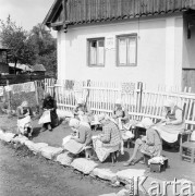 1968, Bułgaria.
Kobiety przed domem wyszywające serwetki.
Fot. Romuald Broniarek/KARTA