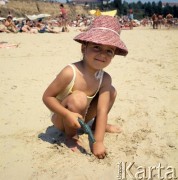 1968, Bułgaria.
Dziewczynka na plaży.
Fot. Romuald Broniarek/KARTA