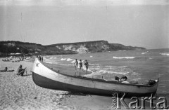 1968, Bułgaria.
Łódź na plaży, w oddali widoczni wczasowicze.
Fot. Romuald Broniarek/KARTA