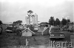 1968, Bułgaria
Pole namiotowe w nadmorskiej miejscowości - samochody i namioty, w tle wieżowce.
Fot. Romuald Broniarek/KARTA