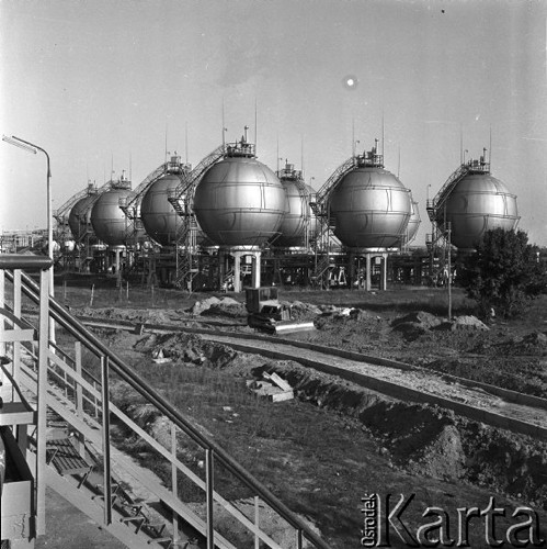 1968, Płock, Polska.
Widok Mazowieckich Zakładów Rafineryjnych i Petrochemicznych.
Fot. Romuald Broniarek/KARTA