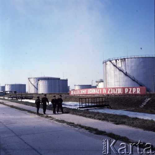 1968, Płock, Polska.
Pracownicy Mazowieckich Zakładów Rafineryjnych i Petrochemicznych, z prawej hasło na zbiorniku 