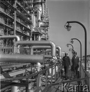 1968, Płock, Polska.
Mazowieckie Zakłady Rafineryjne i Petrochemiczne, widoczni dwaj pracownicy.
Fot. Romuald Broniarek/KARTA