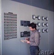 1968, Płock, Polska.
Mazowieckie Zakłady Rafineryjne i Petrochemiczne, pracownik kontroluje działanie urządzeń.
Fot. Romuald Broniarek/KARTA