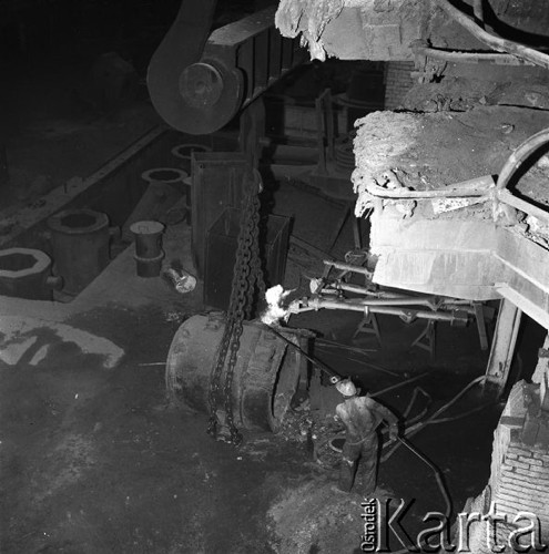 Październik 1968, Warszawa, Polska.
Huta Warszawa, robotnik w hali produkcyjnej.
Fot. Romuald Broniarek/KARTA
