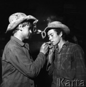 Październik 1968, Warszawa, Polska.
Huta Warszawa, dwaj robotnicy palą papierosy.
Fot. Romuald Broniarek/KARTA
