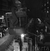Październik 1968, Warszawa, Polska.
Huta Warszawa, robotnicy w hali produkcyjnej - spust surówki do form.
Fot. Romuald Broniarek/KARTA
