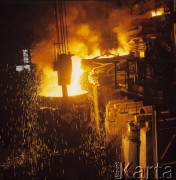 Październik 1968, Warszawa, Polska.
Huta Warszawa, robotnicy w hali produkcyjnej. 
Fot. Romuald Broniarek/KARTA
