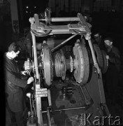 Listopad 1968, Stalowa Wola, Polska.
Produkcja koparek w Hucie Stalowa Wola.
Fot. Romuald Broniarek/KARTA
