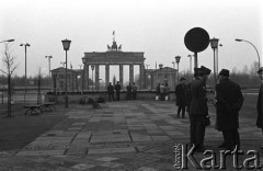 Listopad 1968, Berlin Wschodni, Niemiecka Republika Demokratyczna
Grupa osób na tle Bramy Brandenburskiej.
Fot. Romuald Broniarek/KARTA