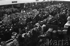 Grudzień 1968, Warszawa, Polska.
Przedświąteczne zakupy w Hali Mirowskiej.
Fot. Romuald Broniarek/KARTA