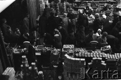 Grudzień 1968, Warszawa, Polska.
Przedświąteczne zakupy w Hali Mirowskiej.
Fot. Romuald Broniarek/KARTA