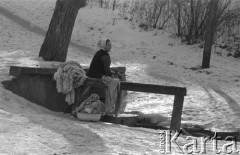 Luty 1969, brak miejsca, Lubelszczyzna, Polska.
Kobieta piorąca przy studni.
Fot. Romuald Broniarek/KARTA
