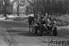 Luty 1969, brak miejsca, Lubelszczyzna, Polska.
Grupa osób jedzie furmanką.
Fot. Romuald Broniarek/KARTA