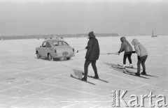 Luty 1969, Zalew Zegrzyński, Polska.
Dzieci jadą na nartach za samochodem.
Fot. Romuald Broniarek/KARTA