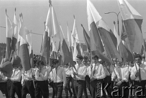 1.05.1969, Warszawa, Polska. 
Obchody święta 1 Maja, młodzież z biało-czerwonymi flagami w pochodzie.
Fot. Romuald Broniarek/KARTA