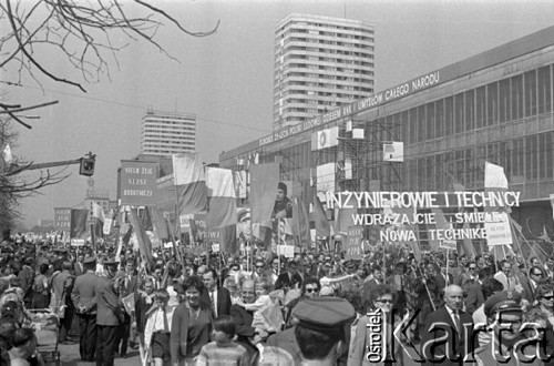 1.05.1969, Warszawa, Polska. 
Obchody święta 1 Maja, manifestanci z hasłami: 