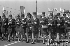 1.05.1969, Warszawa, Polska. 
Stewardessy w pochodzie pierwszomajowym.
Fot. Romuald Broniarek/KARTA