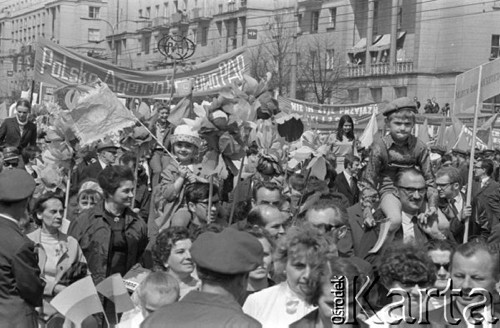 1.05.1969, Warszawa, Polska. 
Obchody święta 1 Maja, pracownicy Polskiej Agencji Prasowej z transparentami.
Fot. Romuald Broniarek/KARTA